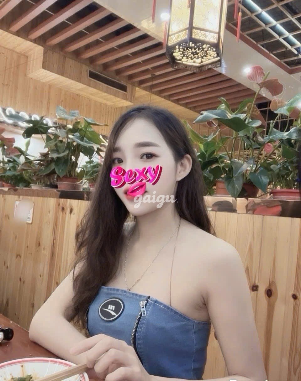 QUỲNH CHI❤️ MẶT XINH DÂM . BODY ĐỒNG HỒ CÁT !!!