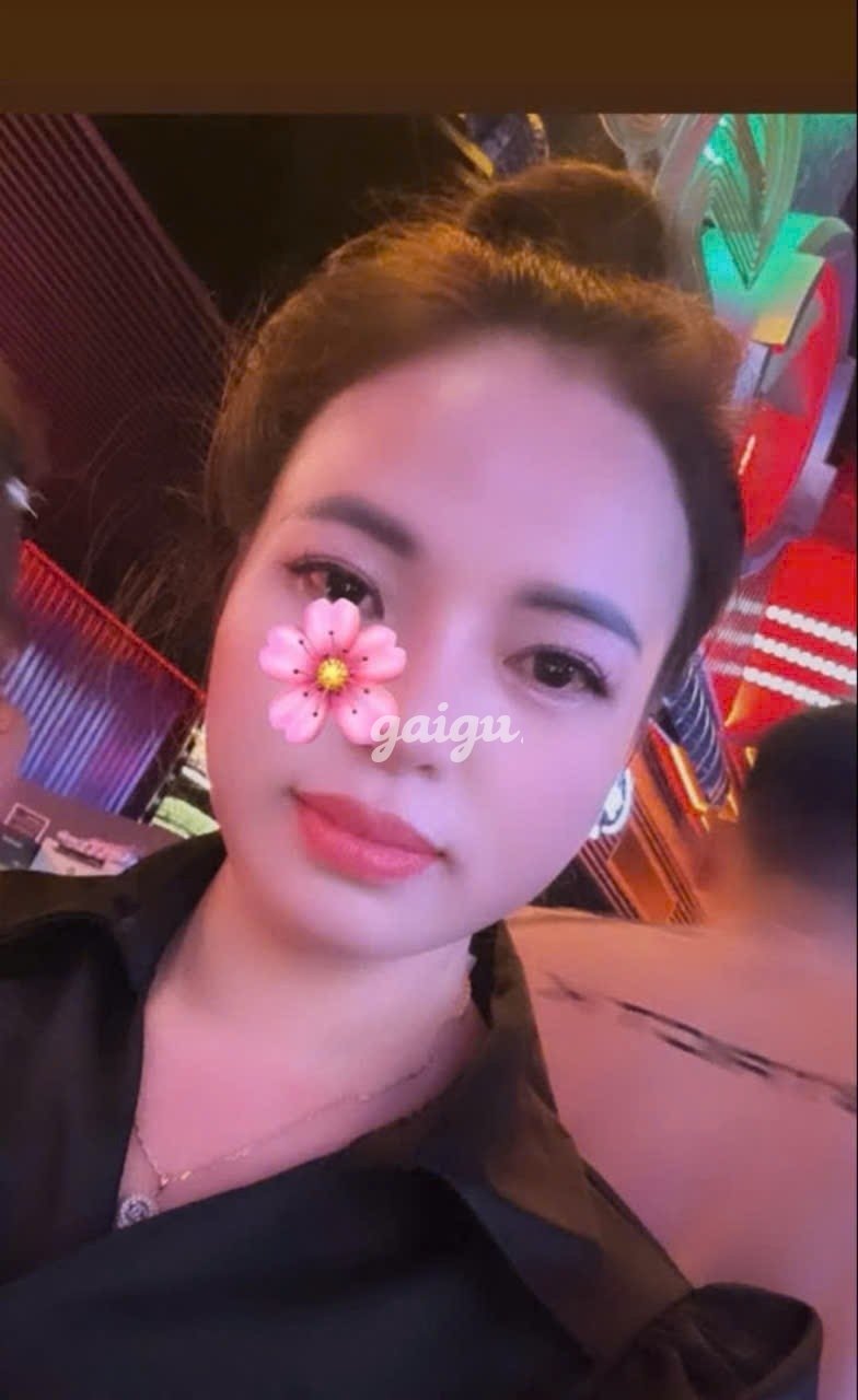 THÙY LINH , DÂM XINH + DÁNG THON ĐẸP + CHIỀU KHÁCH