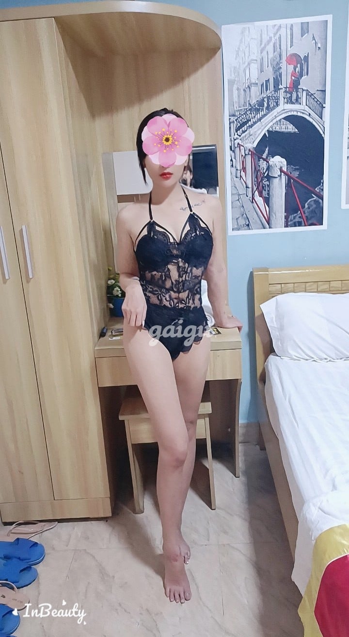 Yến VY Em Gái Chân Dài , Phục Vụ Nhiệt Tình Hết Nấc