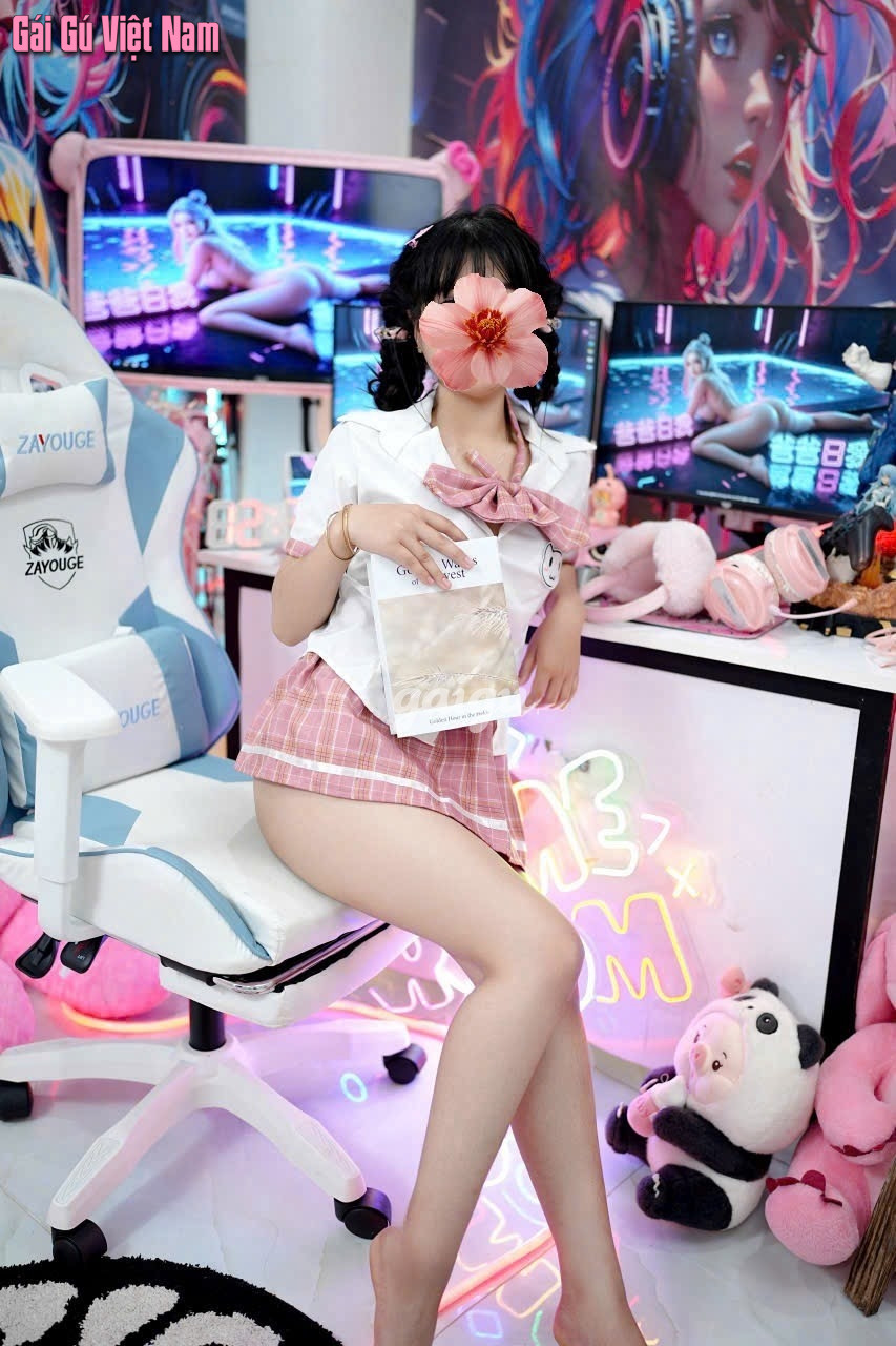Quỳnh Phương – Lolli Mặt Học Sinh, Body Phụ Huynh Cực Nóng Bỏng