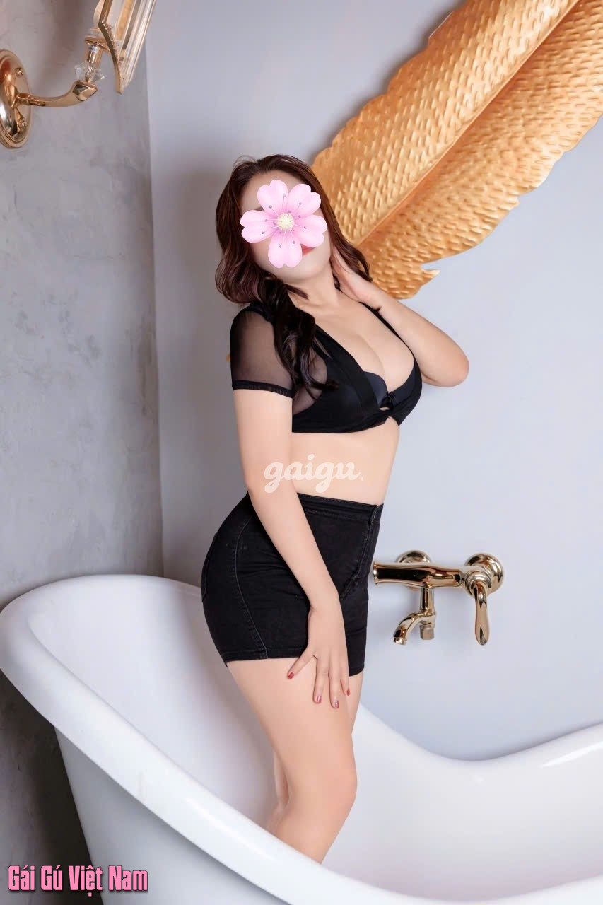 Kim Thanh-Bým To khủng, chiều khách mọi tư thế.